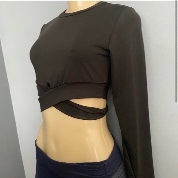 Black Long Sleeve Sport Cut Out Strappy Top in Médium - Picture 2 of 11